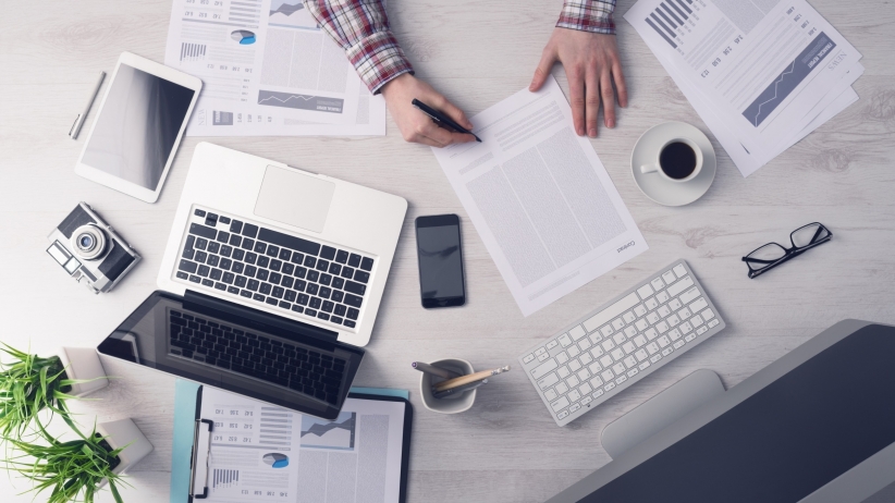 20150727171039-business-desk-workspace-working-hard